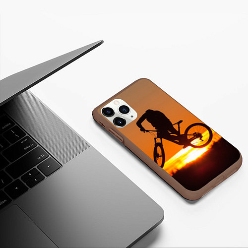 Чехол iPhone 11 Pro матовый Велосипедист на закате / 3D-Коричневый – фото 3