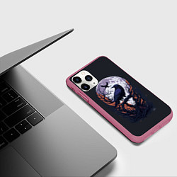Чехол iPhone 11 Pro матовый Ворон и луна от нейросети, цвет: 3D-малиновый — фото 2