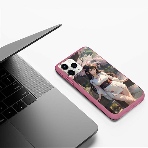 Чехол iPhone 11 Pro матовый Гейша в коротком кимоно на фоне сакуры / 3D-Малиновый – фото 3
