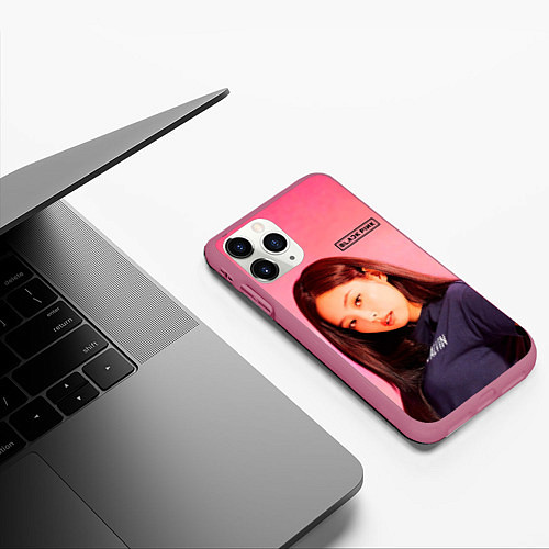 Чехол iPhone 11 Pro матовый Jennie Blackpink kpop / 3D-Малиновый – фото 3