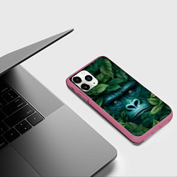 Чехол iPhone 11 Pro матовый Горилла в кустах джунгли, цвет: 3D-малиновый — фото 2