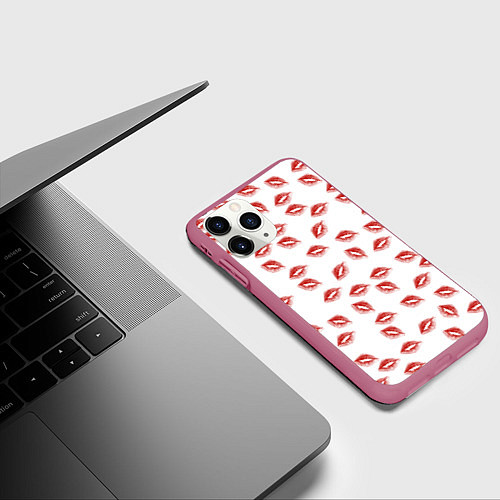Чехол iPhone 11 Pro матовый Поцелуи - паттерн / 3D-Малиновый – фото 3
