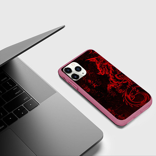 Чехол iPhone 11 Pro матовый Красный дракон - иероглифы / 3D-Малиновый – фото 3