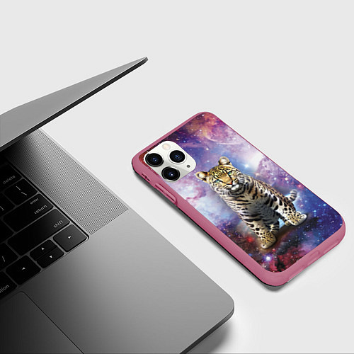 Чехол iPhone 11 Pro матовый Space leopard / 3D-Малиновый – фото 3