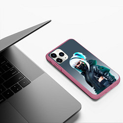 Чехол iPhone 11 Pro матовый Крутая чувиха в маске - киберпанк, цвет: 3D-малиновый — фото 2