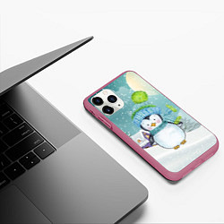 Чехол iPhone 11 Pro матовый Новогодний пингвин, цвет: 3D-малиновый — фото 2