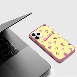 Чехол iPhone 11 Pro матовый Екатерина - в стиле барби: аксессуары на желтом па, цвет: 3D-малиновый — фото 2
