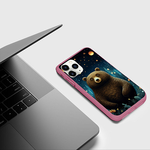 Чехол iPhone 11 Pro матовый Мишка в ночном лесу в стиле фолк-арт / 3D-Малиновый – фото 3