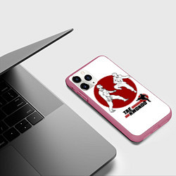 Чехол iPhone 11 Pro матовый Бойцы тхэквондо, цвет: 3D-малиновый — фото 2