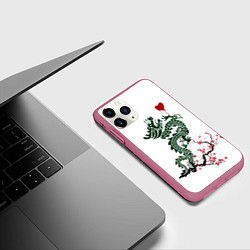 Чехол iPhone 11 Pro матовый Дракон на сакуре, цвет: 3D-малиновый — фото 2