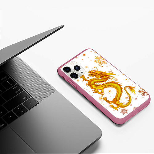 Чехол iPhone 11 Pro матовый Золотой дракон в снежинках / 3D-Малиновый – фото 3