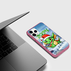 Чехол iPhone 11 Pro матовый Милый зеленый дракончик 2024, цвет: 3D-малиновый — фото 2