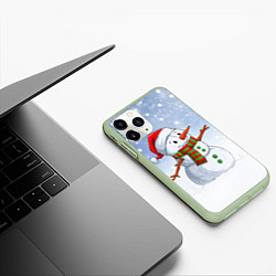 Чехол iPhone 11 Pro матовый Весёлый снеговик в колпаке, цвет: 3D-салатовый — фото 2