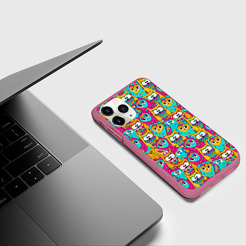 Чехол iPhone 11 Pro матовый Разноцветные совы / 3D-Малиновый – фото 3