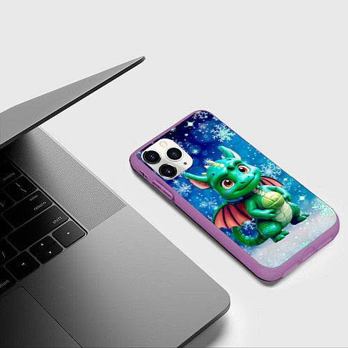 Чехол iPhone 11 Pro матовый Маленький дракончик в снежинках / 3D-Фиолетовый – фото 3