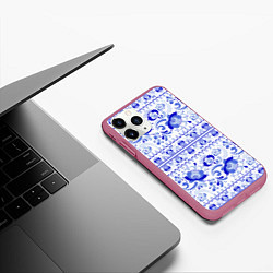 Чехол iPhone 11 Pro матовый Новогодняя гжельская роспись цветами, цвет: 3D-малиновый — фото 2