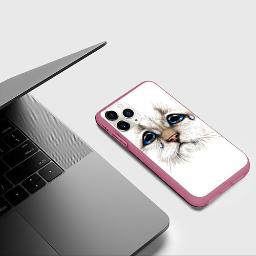 Чехол iPhone 11 Pro матовый Белый плачущий кот / 3D-Малиновый – фото 3