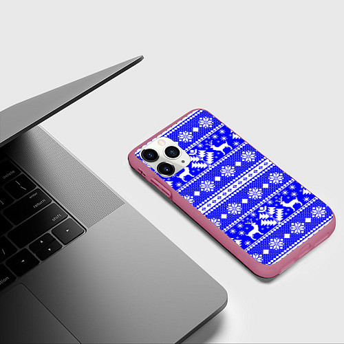 Чехол iPhone 11 Pro матовый Новый год ели и олени на синем фоне / 3D-Малиновый – фото 3