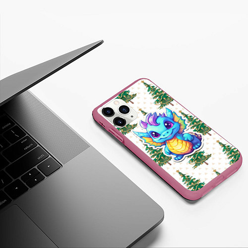 Чехол iPhone 11 Pro матовый Маленький синий дракон на фоне елочек / 3D-Малиновый – фото 3