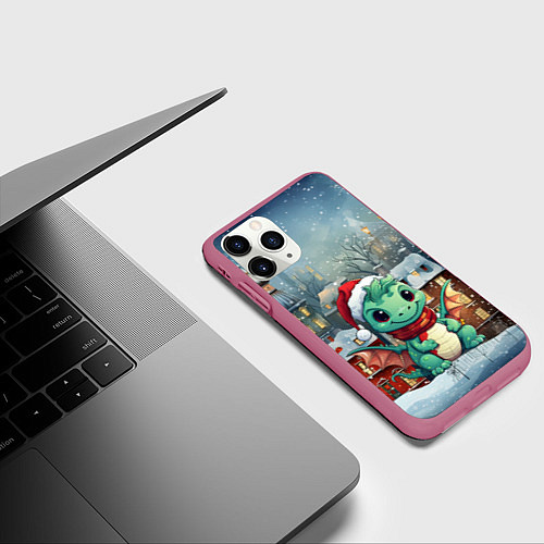 Чехол iPhone 11 Pro матовый Милый маленький дракон новогодний на фоне домов / 3D-Малиновый – фото 3