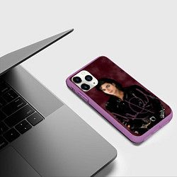 Чехол iPhone 11 Pro матовый Michael Jackson на бордовом фоне, цвет: 3D-фиолетовый — фото 2