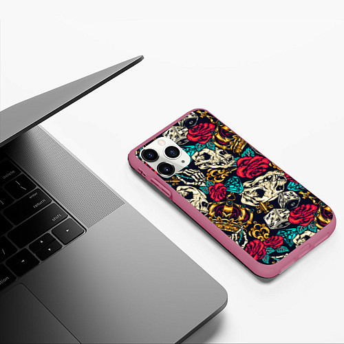 Чехол iPhone 11 Pro матовый Tattoo dice skull / 3D-Малиновый – фото 3