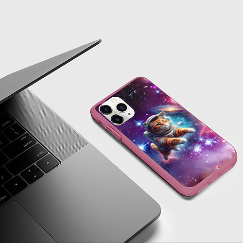 Чехол iPhone 11 Pro матовый Котик смелый космонавт - нейросеть / 3D-Малиновый – фото 3