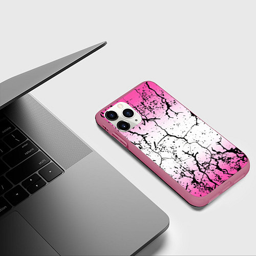 Чехол iPhone 11 Pro матовый Текстура чёрных трещин на розовом переливе / 3D-Малиновый – фото 3