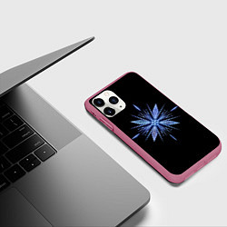 Чехол iPhone 11 Pro матовый Голубая снежинка на черном фоне, цвет: 3D-малиновый — фото 2