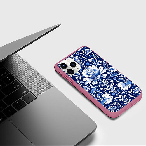 Чехол iPhone 11 Pro матовый Гжель - русский цветочный узор / 3D-Малиновый – фото 3
