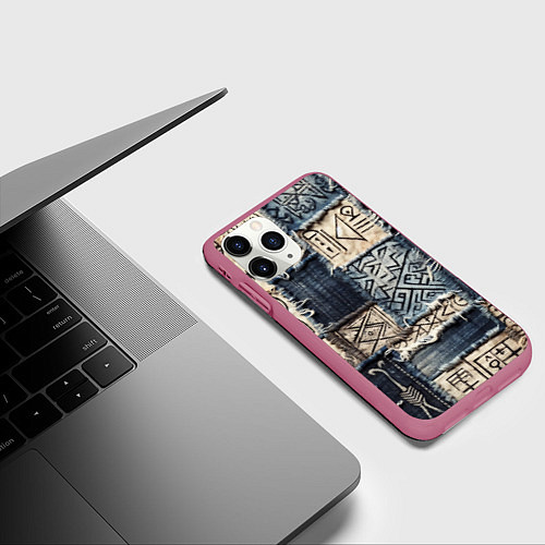 Чехол iPhone 11 Pro матовый Геометрия на пэчворк дениме / 3D-Малиновый – фото 3