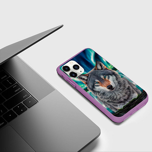 Чехол iPhone 11 Pro матовый Серый волк стоящий перед водопадом под северным си / 3D-Фиолетовый – фото 3