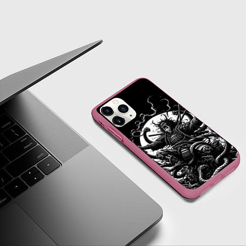Чехол iPhone 11 Pro матовый Кричащий самурай и огромный монстр / 3D-Малиновый – фото 3