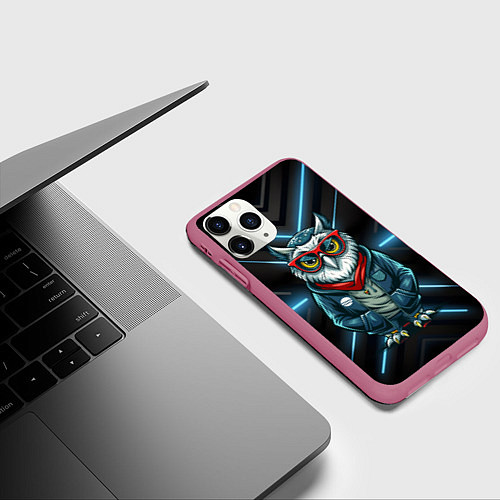 Чехол iPhone 11 Pro матовый Сова в стильной одежде модница / 3D-Малиновый – фото 3