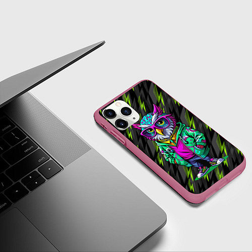 Чехол iPhone 11 Pro матовый Модная сова и зеленые молнии / 3D-Малиновый – фото 3
