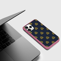 Чехол iPhone 11 Pro матовый Желтый винтажный орнамент на темном синем, цвет: 3D-малиновый — фото 2