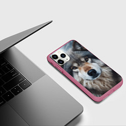 Чехол iPhone 11 Pro матовый Волк в лесу - первый снег, цвет: 3D-малиновый — фото 2