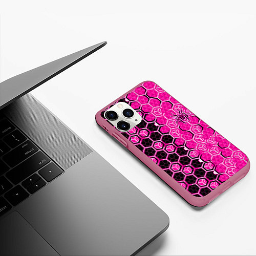 Чехол iPhone 11 Pro матовый Техно-киберпанк шестиугольники розовый и чёрный с / 3D-Малиновый – фото 3