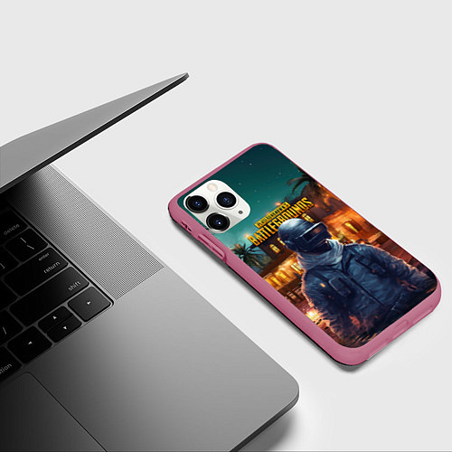 Чехол iPhone 11 Pro матовый PUBG персонаж в городе / 3D-Малиновый – фото 3