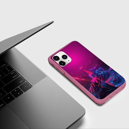 Чехол iPhone 11 Pro матовый Кот самурай с катаной киберпанк / 3D-Малиновый – фото 3