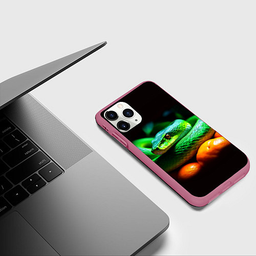 Чехол iPhone 11 Pro матовый Зеленая змея в апельсинах и мандаринах: символ нов / 3D-Малиновый – фото 3