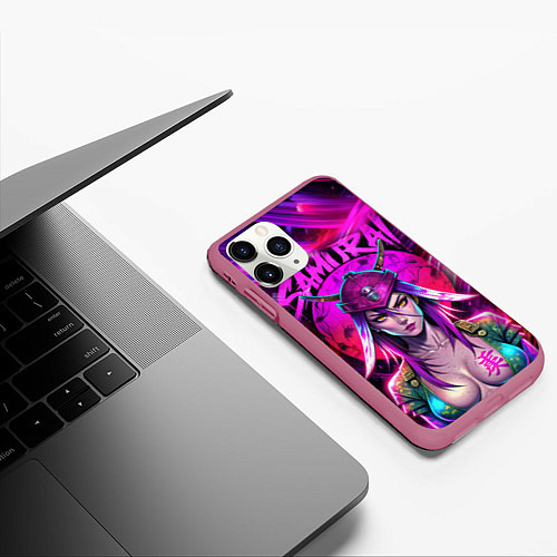 Чехол iPhone 11 Pro матовый Девушка самурай в откровенном костюме / 3D-Малиновый – фото 3