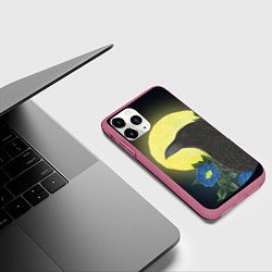 Чехол iPhone 11 Pro матовый Чёрный ворон на ветке на фоне луны, цвет: 3D-малиновый — фото 2