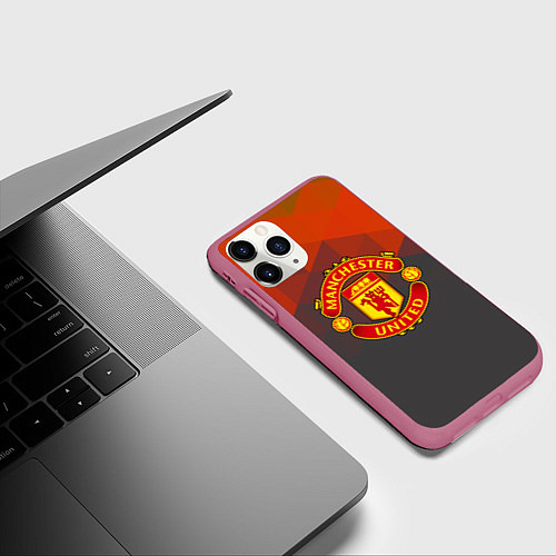 Чехол iPhone 11 Pro матовый Манчестер Юнайтед полигональный красный / 3D-Малиновый – фото 3