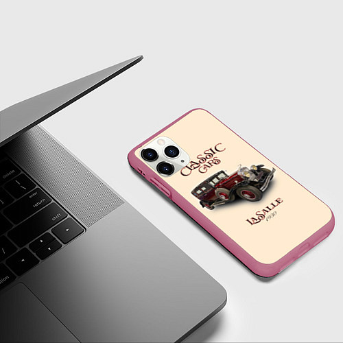 Чехол iPhone 11 Pro матовый Классические автомобили LaSalle / 3D-Малиновый – фото 3