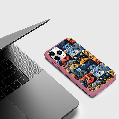Чехол iPhone 11 Pro матовый Вязанные еноты на пэчворк / 3D-Малиновый – фото 3