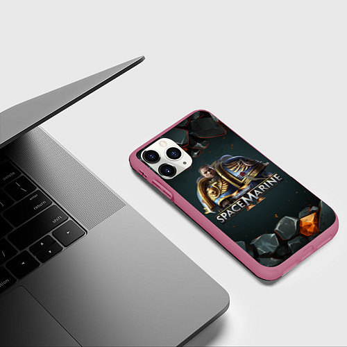 Чехол iPhone 11 Pro матовый Captain Titus Warhammer 40000 space marine 2 / 3D-Малиновый – фото 3