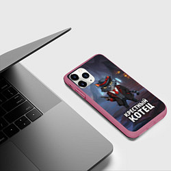 Чехол iPhone 11 Pro матовый Крестный котец в костюме и с пистолетом мем, цвет: 3D-малиновый — фото 2