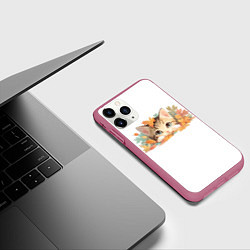 Чехол iPhone 11 Pro матовый Котёнок в листьях, цвет: 3D-малиновый — фото 2