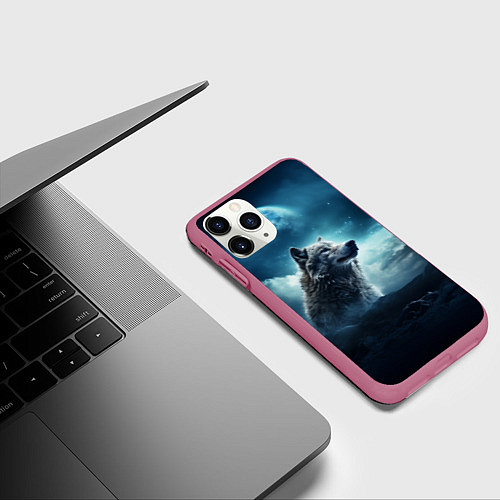 Чехол iPhone 11 Pro матовый Волк ночью под луной / 3D-Малиновый – фото 3
